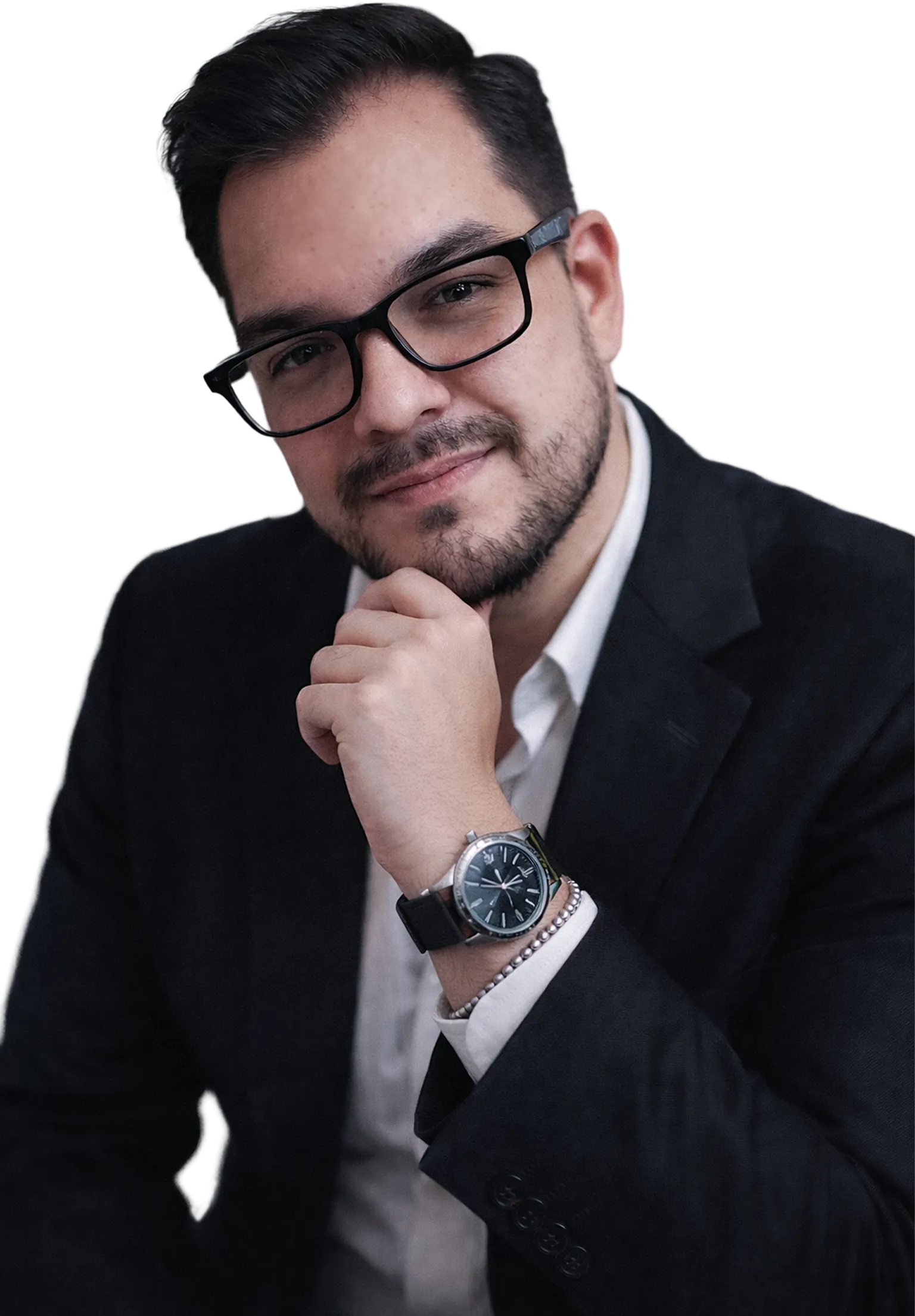 Kevin Yarlequé, de traje oscuro y camisa blanca, apoyando el mentón en la mano