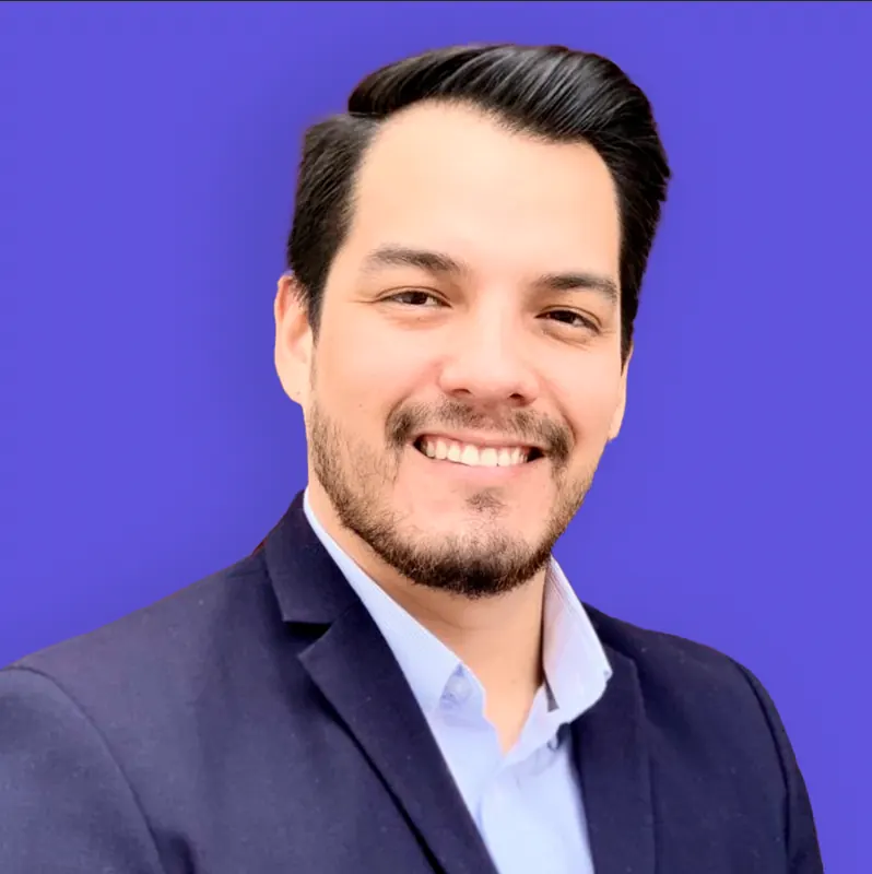 Kevin Yarlequé sonriendo, sobre fondo morado